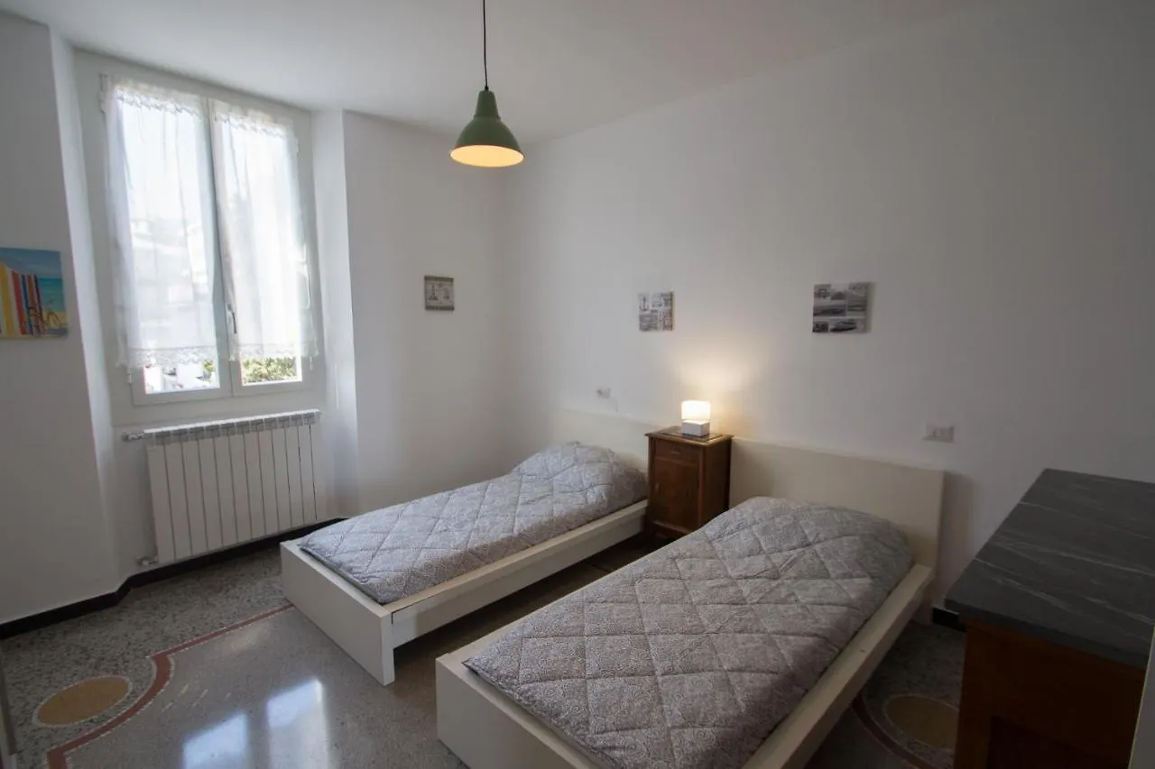 Appartamento di 5 locali,8 posti letto vista mare Varazze 0*,